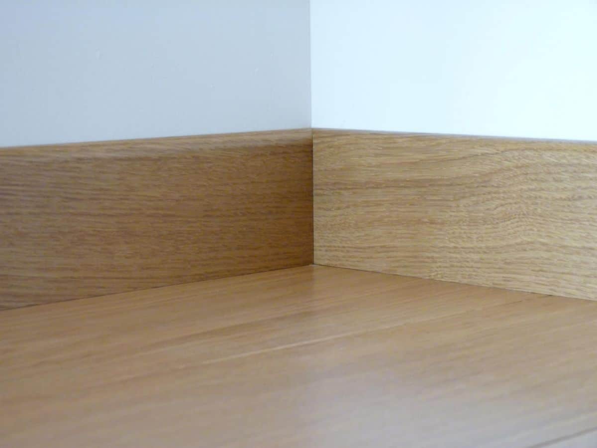 Plinthes plaquées Chêne vernis mat 14x80x2230mm